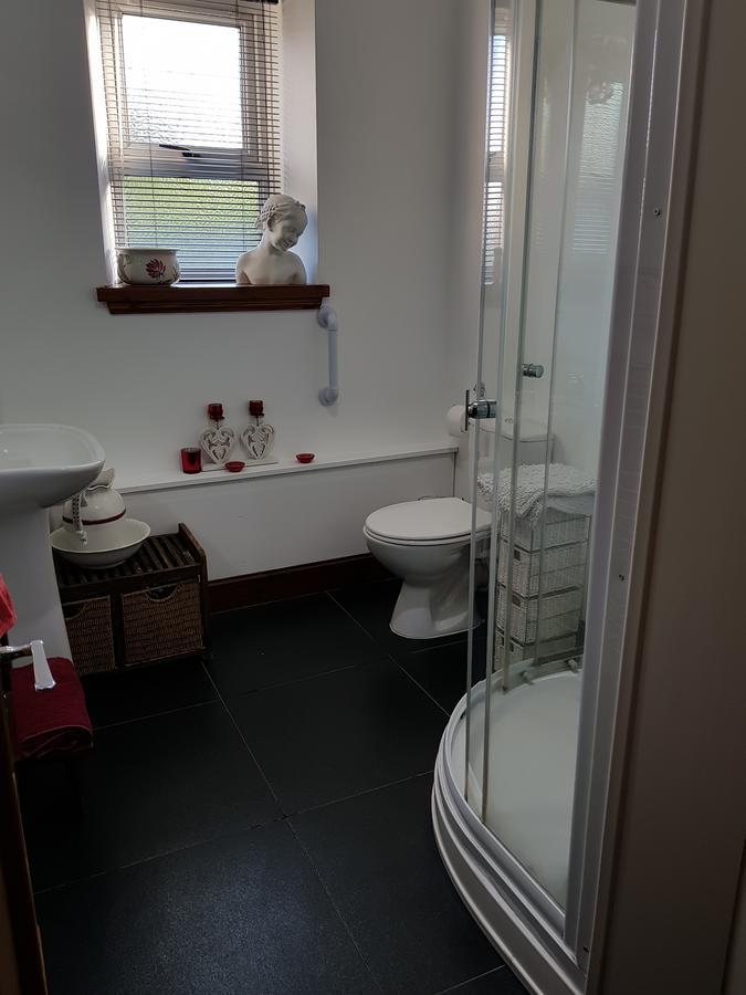 Room @ Jasmine Cottage Батгейт Екстериор снимка